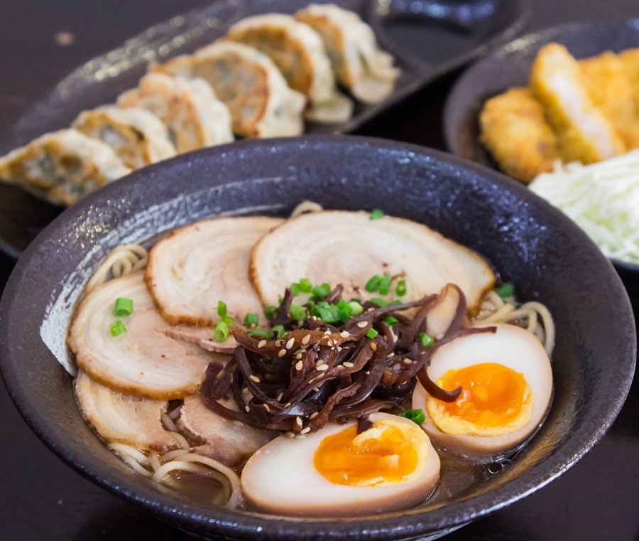 Trình bày bát mì Ramen đẹp mắt tại Sai Sai Ramen